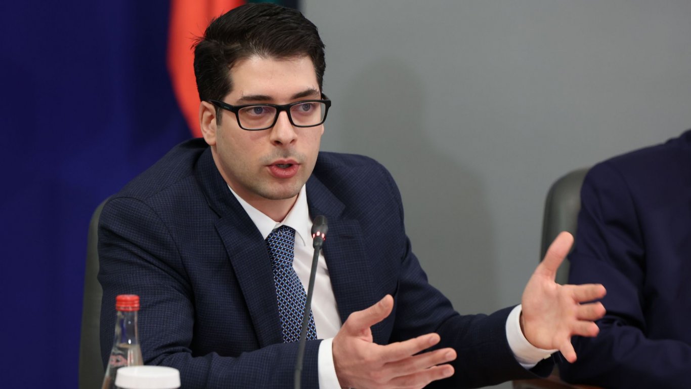 Атанас Пеканов: Бих приел покана от Василев и Петков, но в зависимост от политиките им