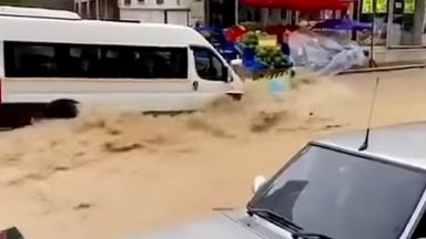Порои потопиха пътища и къщи в Турция (видео)