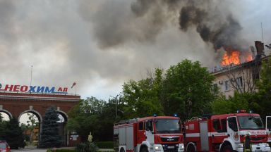 Голям пожар в административната сграда на химическия завод в Димитровград (снимки/видео)