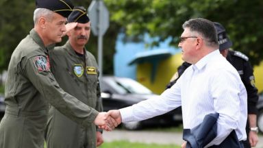 Министърът на отбраната в служебния кабинет Георги Панайотов и началникът