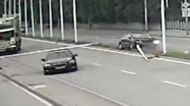 Автомобил отнесе пилони със знамена на пътя София-Варна (ВИДЕО)