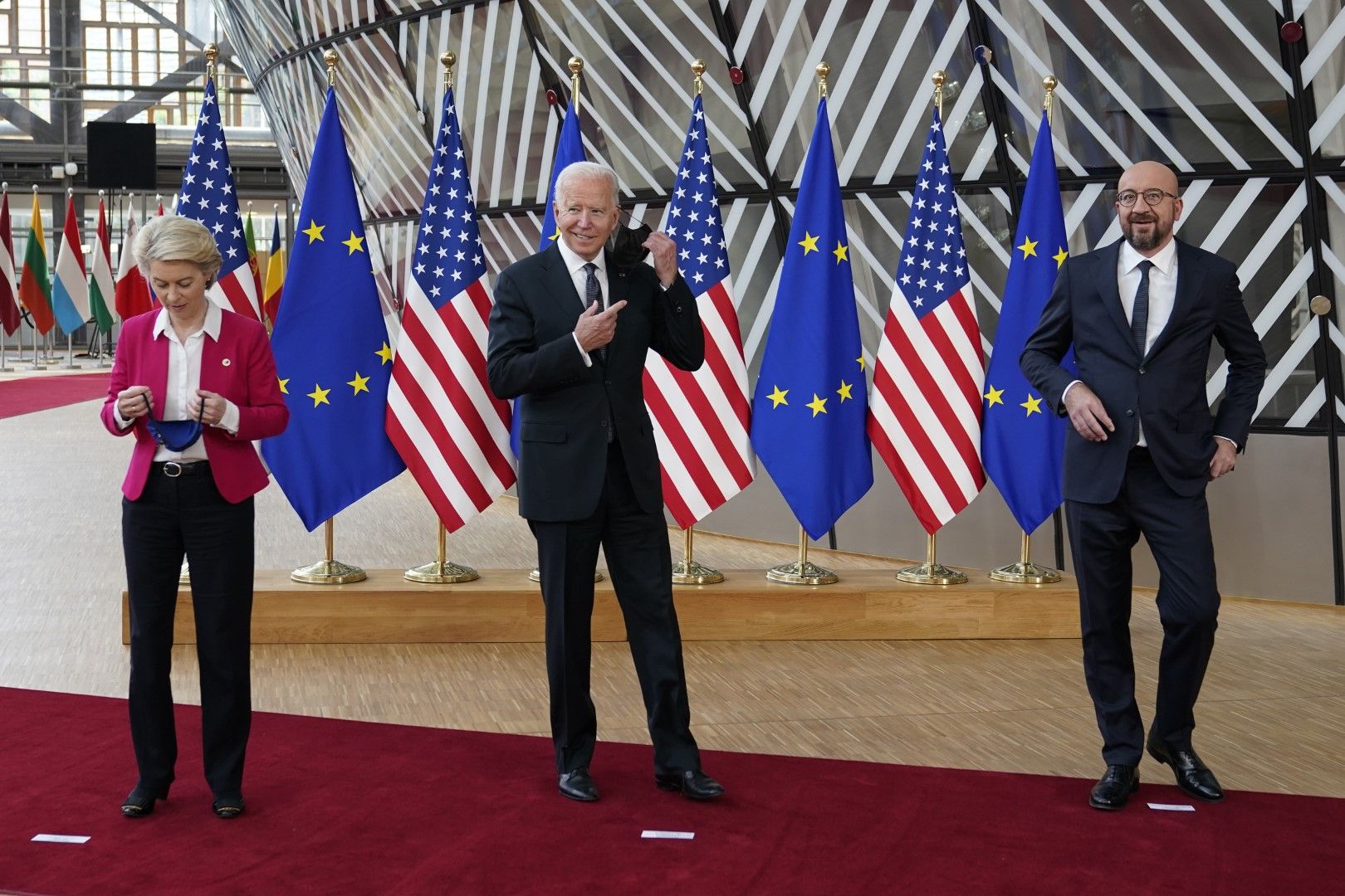 Лидерите на ЕС - Урсула фон дер Лайен и Шарл Мишел заедно с президентна на САЩ Джо Байдън по време на срещата на върха в средата на юни 2021 г.