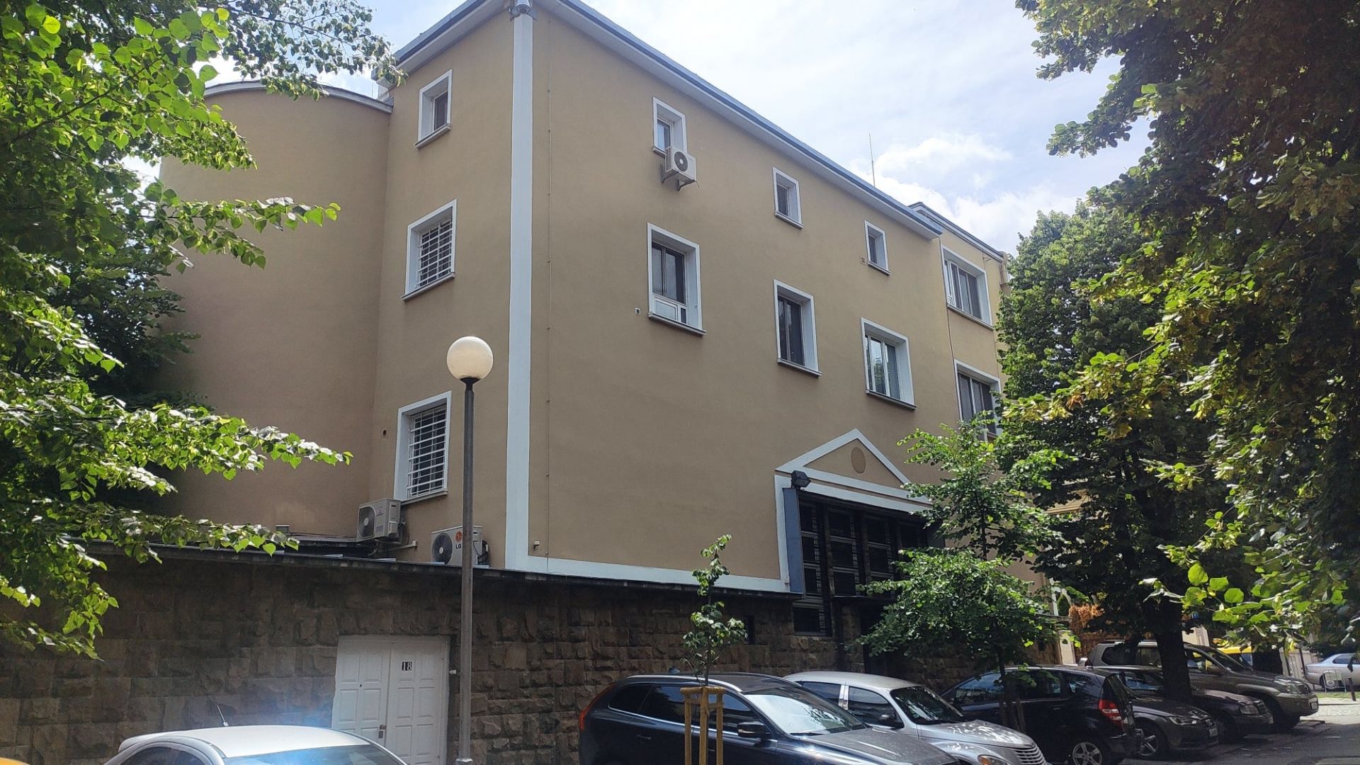Продадоха бившата резиденция на американските посланици в София (снимки)