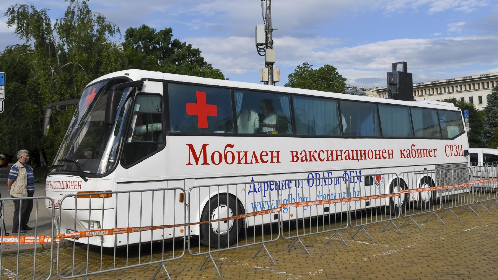 Ваксинационен пункт в автобус заработи в София (снимки)