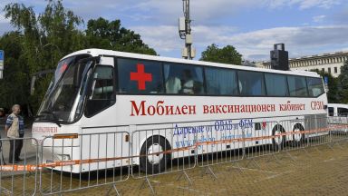 Ваксинационен кабинет в автобус заработи от днес в София В