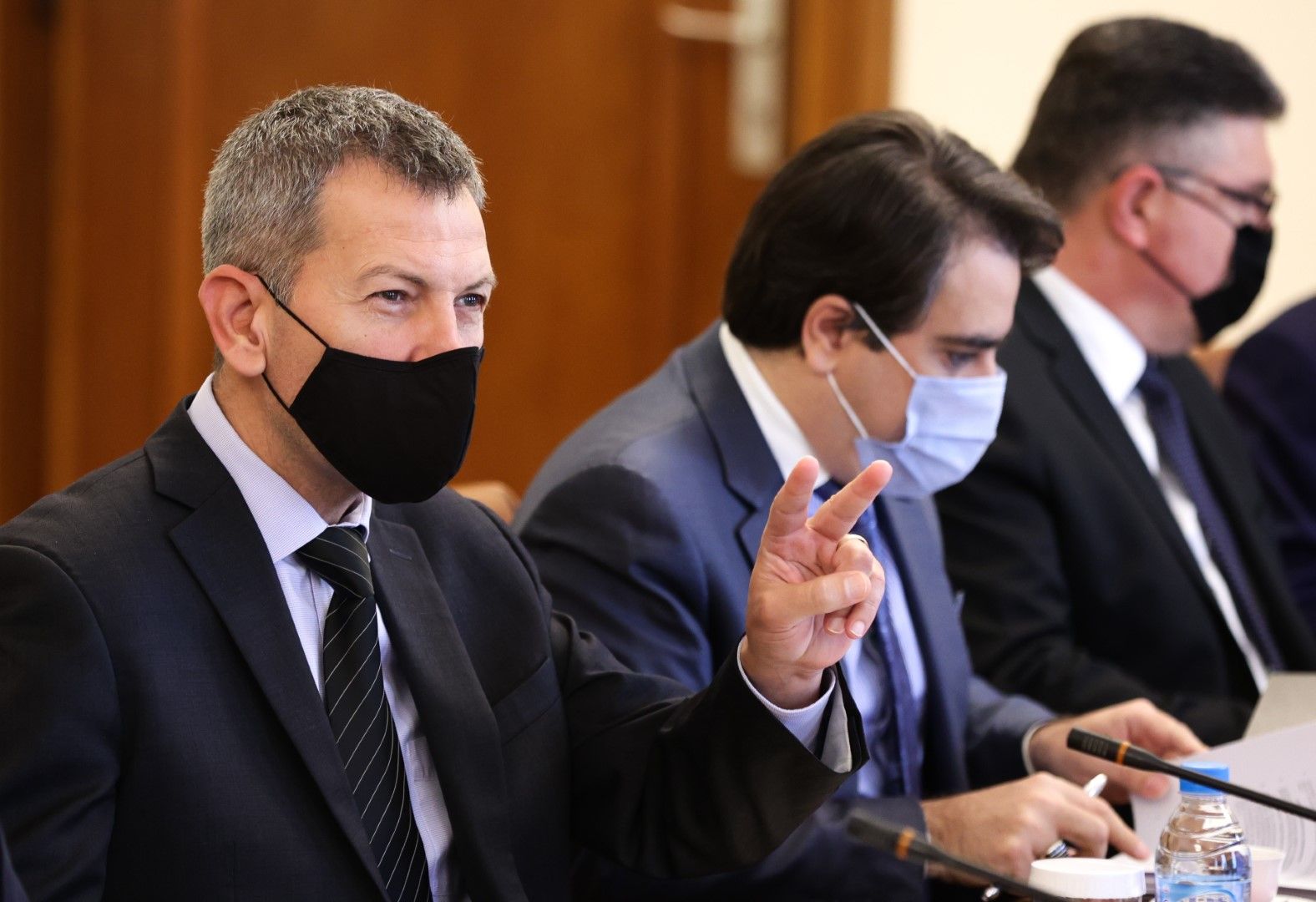 Министрите прекратиха концесията на Летище "Пловдив". На снимката вляво е Георги Тодоров, служебен министър на транспорта, информационните технологии и съобщенията