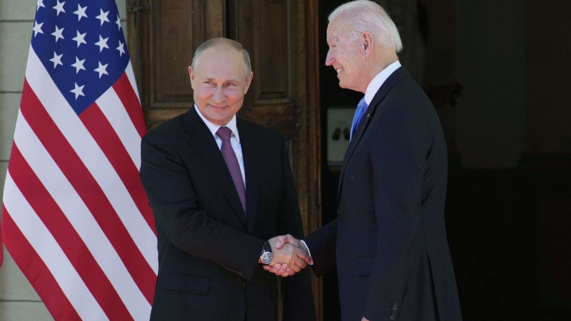 С ръкостискане, усмивки и снимки започна срещата между Путин и Байдън в Женева (снимки)