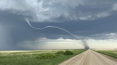 Мощно торнадо връхлетя провинцията Саскачеван в Южна Канада показват кадри на