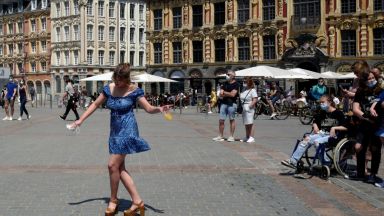 Във Франция от днес не е задължително носенето на маска