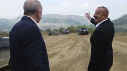 Азербайджан награди турския министър на отбраната с медал за военната помощ срещу Армения