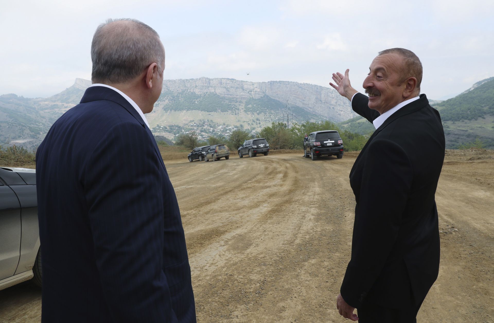 Президентът на Азербайджан Илхам Алиев, вдясно, посочва област към президента на Турция Реджеп Тайип Ердоган, в Шуша, в Нагорни Карабах