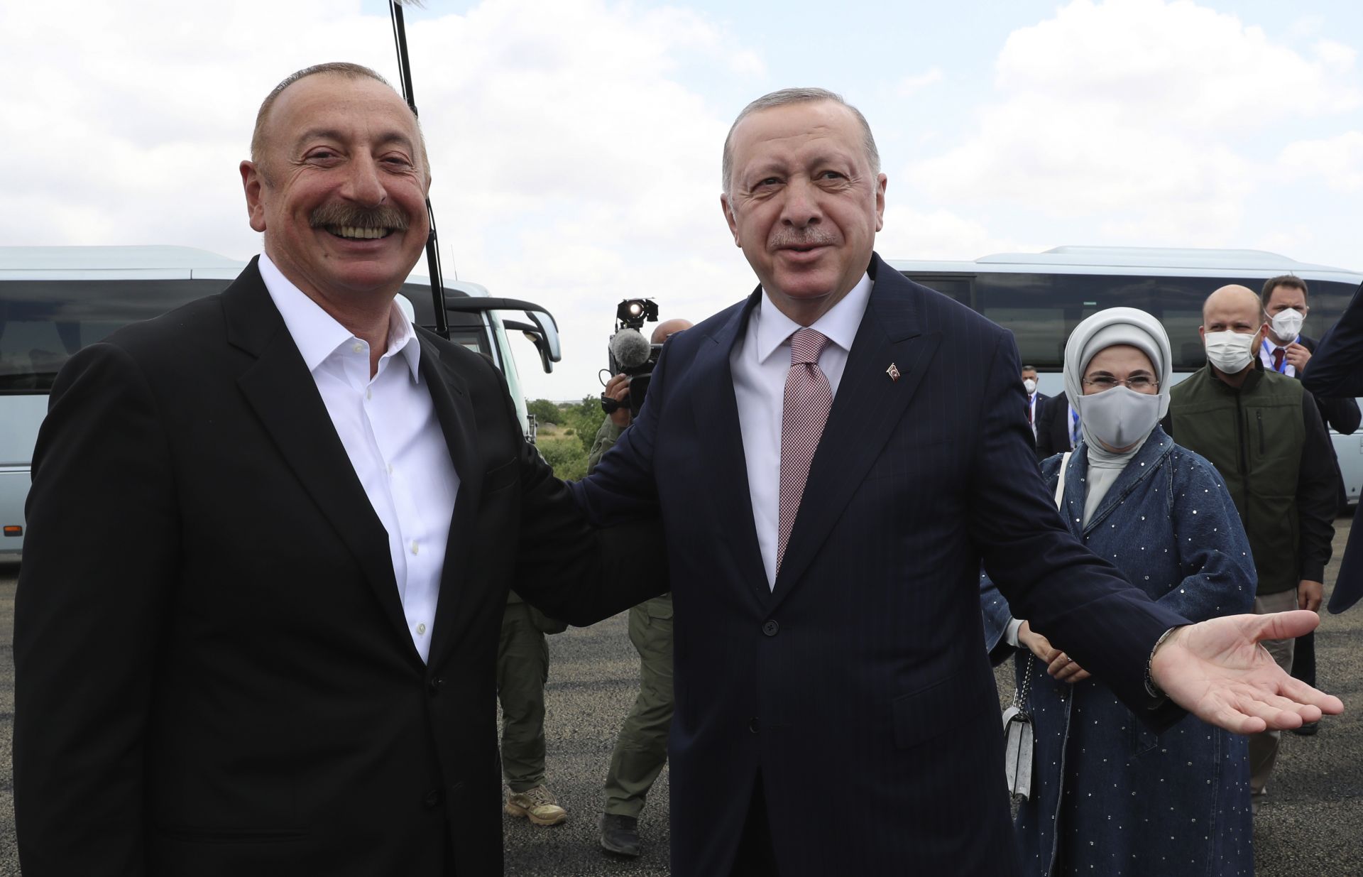 След победата на Азербайджан Илхам Алиев и Реджеп Ердоган обещават да построят "един нов Карабах"