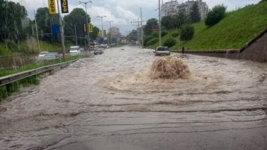  Потоп заля Русе, блокира придвижването в час пик (снимки, видео) 