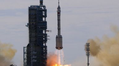 Китай изстреля първия тричленен екипаж до новата си космическа станция (видео)