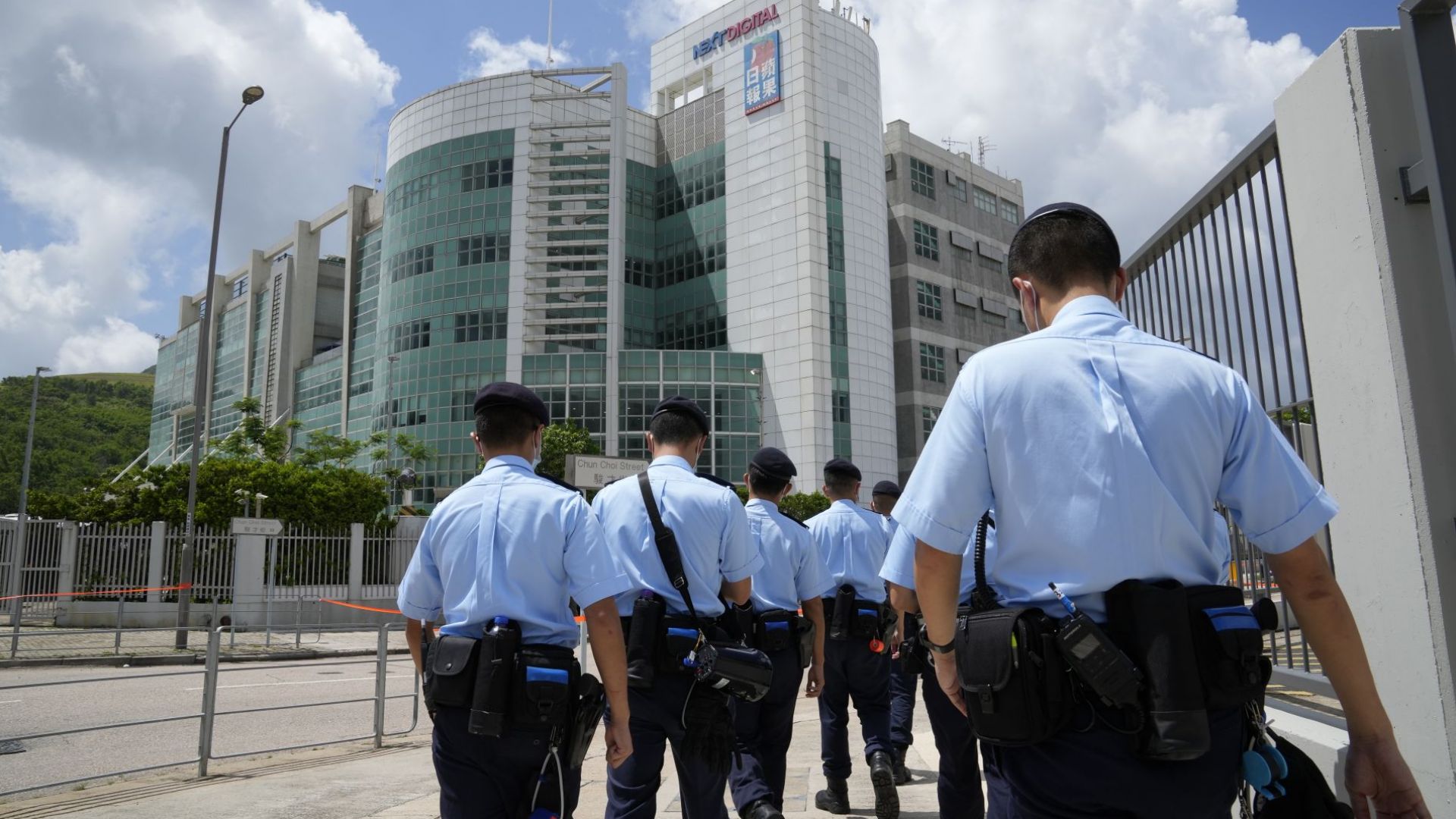 Полицията в Хонконг е арестувала петима директори  на вестник  "Епъл Дейли"