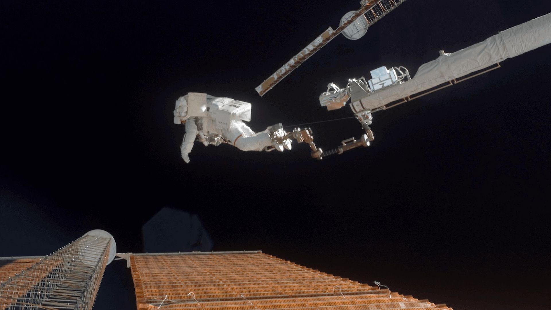 Вижте как астронавти инсталират соларни панели извън космическата станция