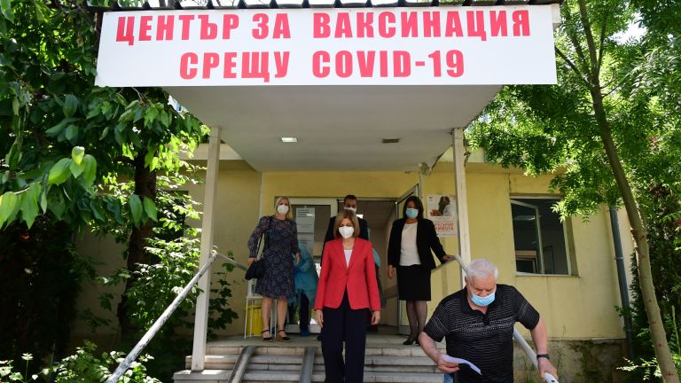 Третата доза, която някои държави обмислят да прилагат, е като