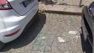 Отломка от фасада на сграда падна на площад Македония в