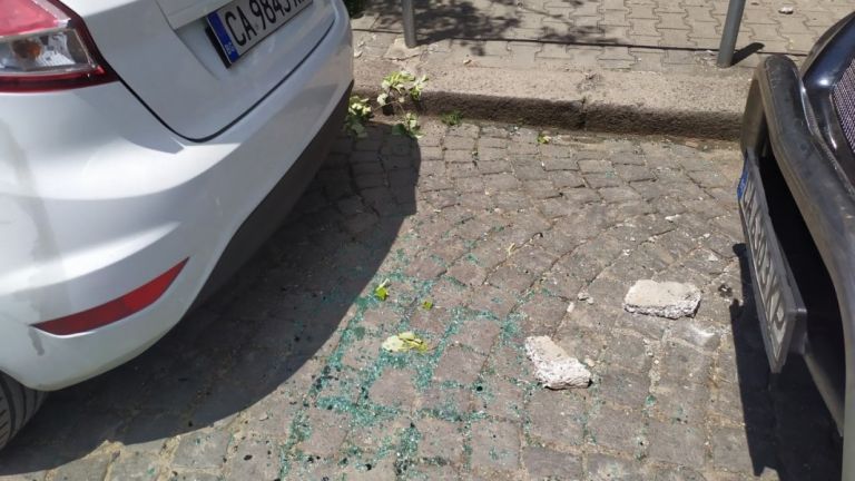 Отломка от фасада на сграда падна на площад Македония в