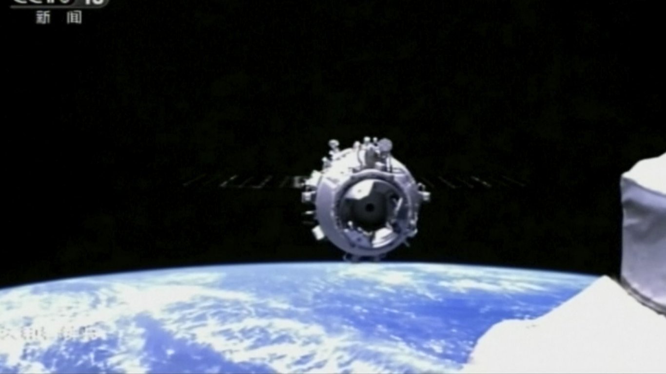 Си Цзинпин проведе разговор с китайските астронавти в орбита