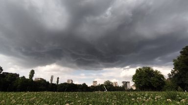 Пороен дъжд с градушка се изсипа в столицата за минути (снимки и видео)