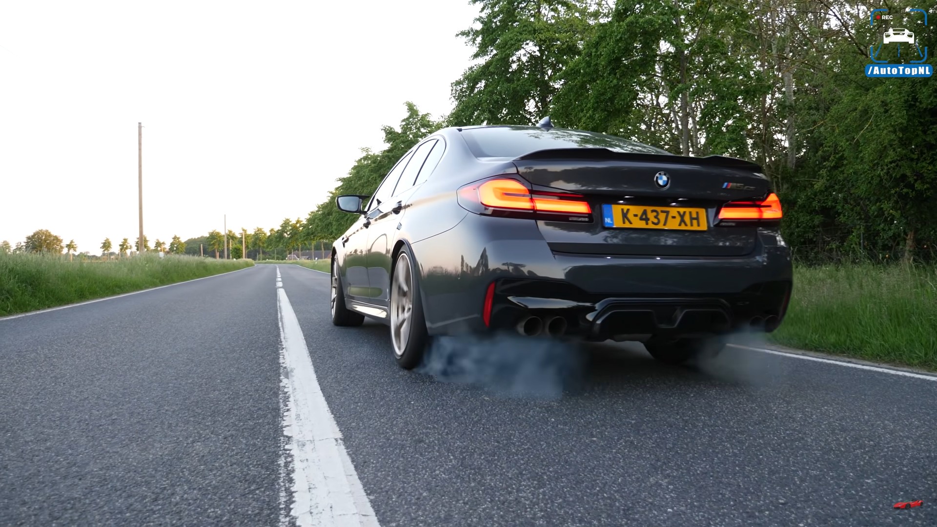BMW M5 CS „изяжда“ асфалта при ускорение