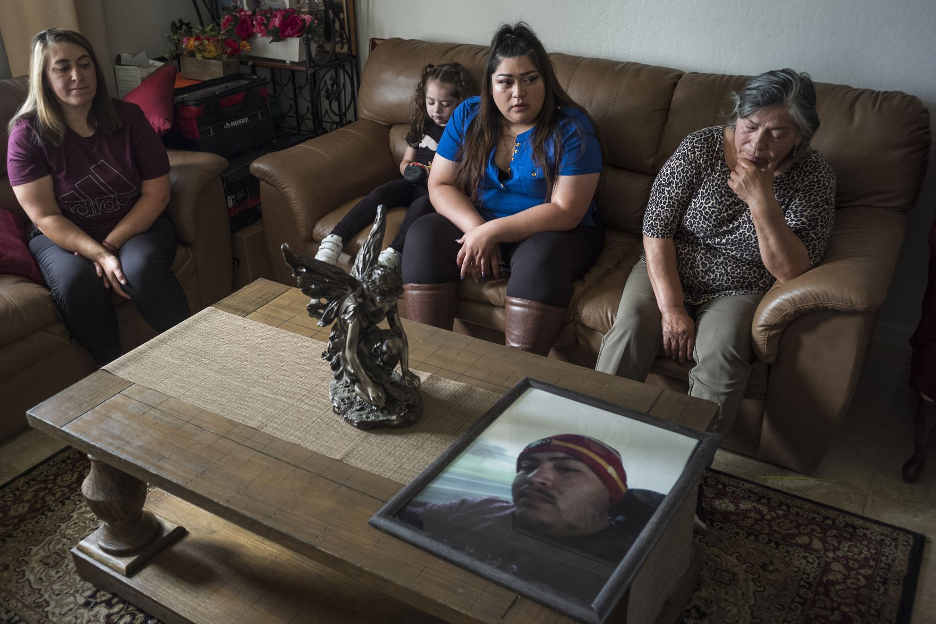  11 юни 2021 година Роднините на Джери Рамос стават прочувствени, когато гледат негова фотография в фамилния дом в Уотсънвил, Калифорния. Рамос умря на 15 февруари на 32-годишна възраст, ставайки един от към 600 000 американци, които са жертви на расово и етническо принуждение. 