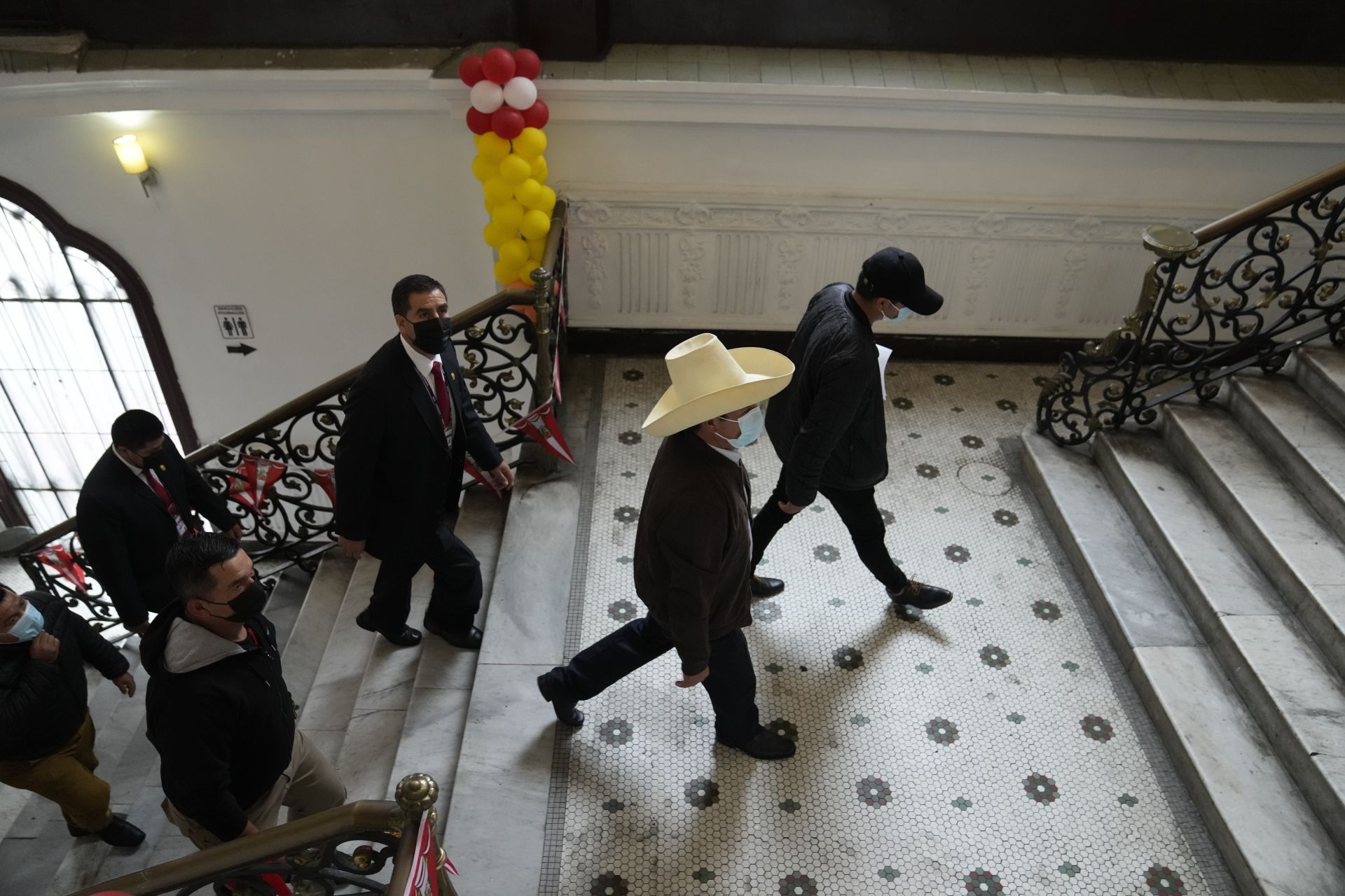15 юни 2021 г. - С традиционна шапка на глава кандидатът за президент на Перу Педро Кастийо тръгва към залата за пресконференция. Седмица след президентските избори властите продължаваха да проверяват твърденията на Кейко Фухимори за измама в полза на Кастийо.