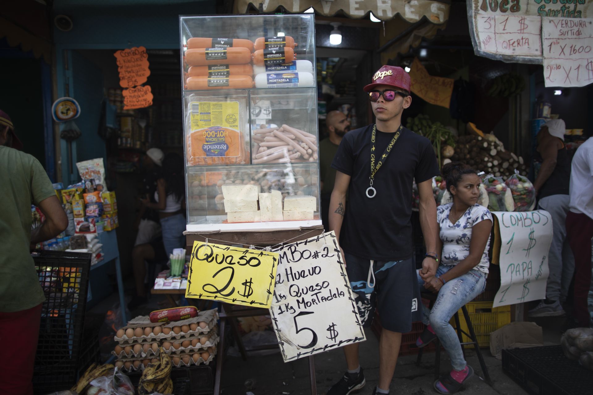 11 юни 2021 г. - Промоции на сирене, яйца и мортадела на пазар в Каракас, Венецуела. Южноамериканската страна опитва да излезе от тежката иикономическа криза, довела до недостиг на редица продукти.