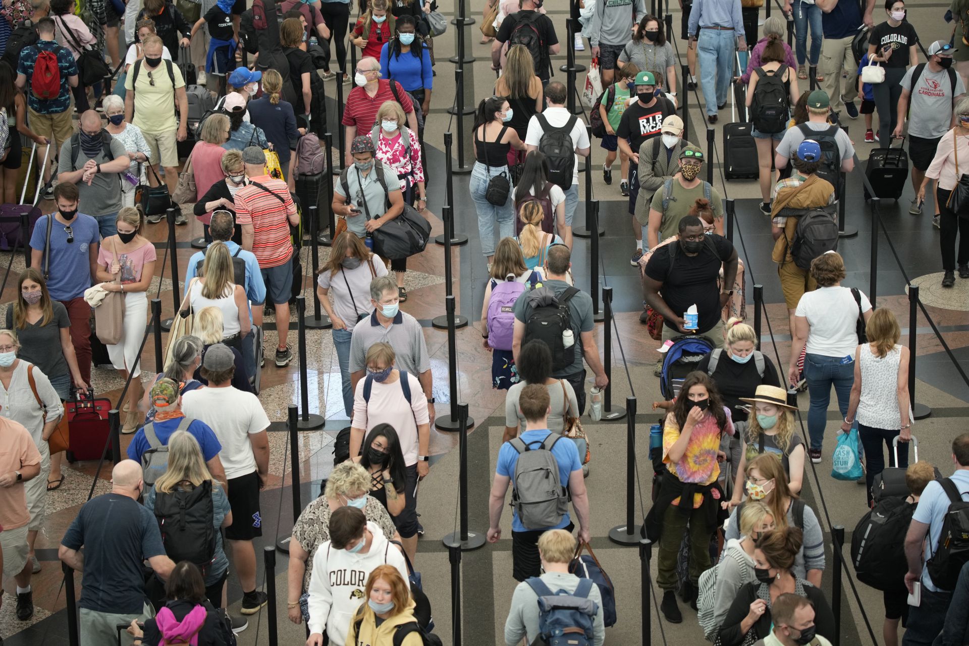 12 юни 2021 г. - Денвър, САЩ - Пътуващи се редят на дълги опашки, за да преминат през южния пункт за сигурност на международното летище