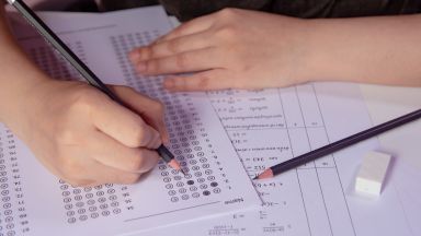 По вариант 1 ще решават днес задачи седмокласниците на националното