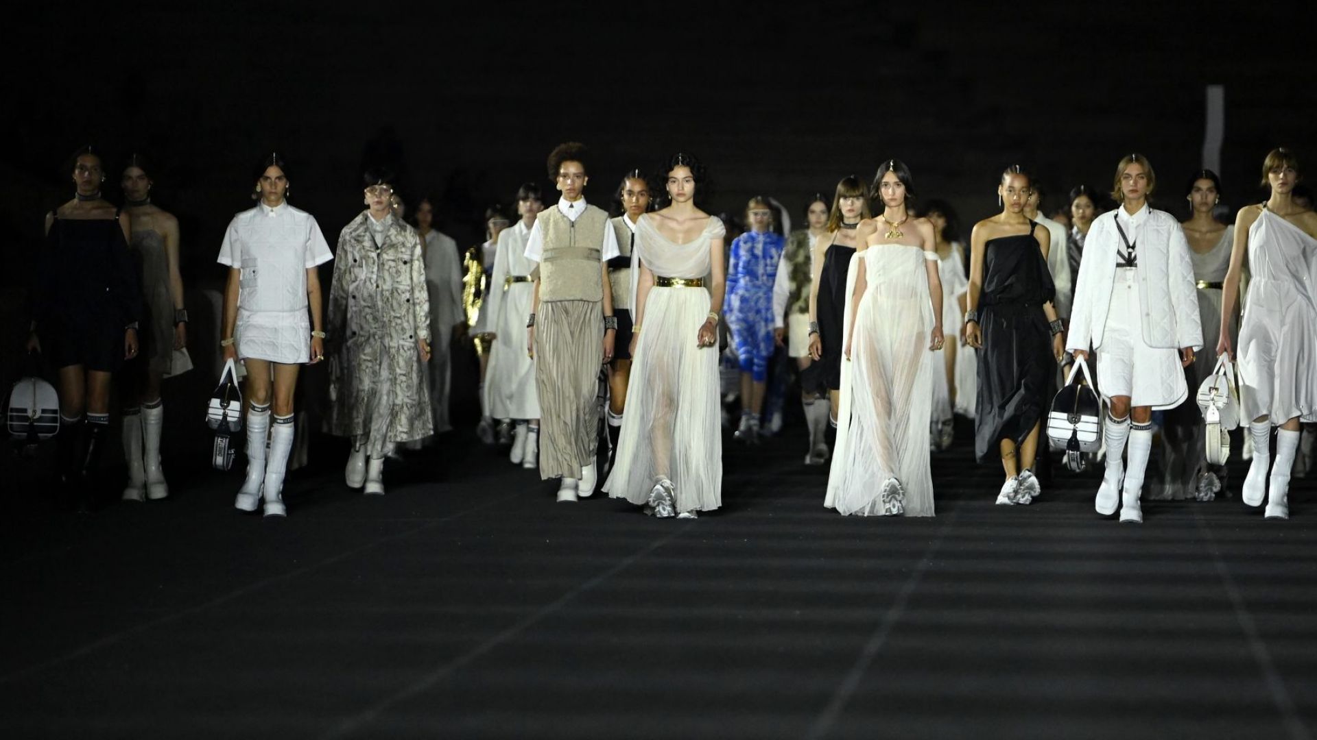 Древногръцките традиции срещнат модерността: Dior представи новата си круизна колекция