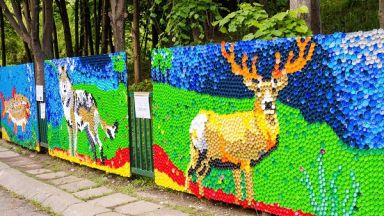 С огромна мозайка на слон от цветни пластмасови капачки Зоологическа