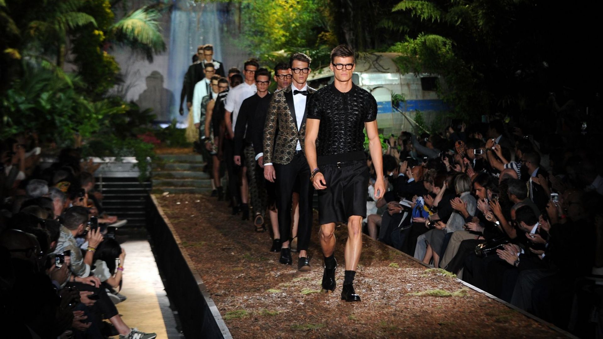 Мъжката мода в Милано се измъква от "усмирителната риза" на виртуалния формат