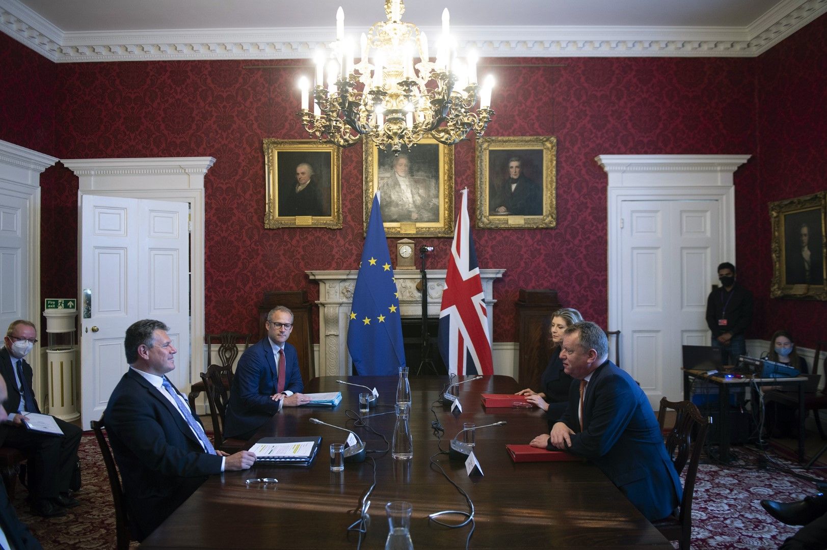 Заместник-председателят на Европейската комисия Марош Шефчович (вляво) иска нова среща с британския преговарящ Дейвид Фрост (вдясно) след проведената на 9 юни в Лондон