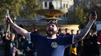 Хиляди шотландски фенове са се прибрали от Лондон с коронавирус