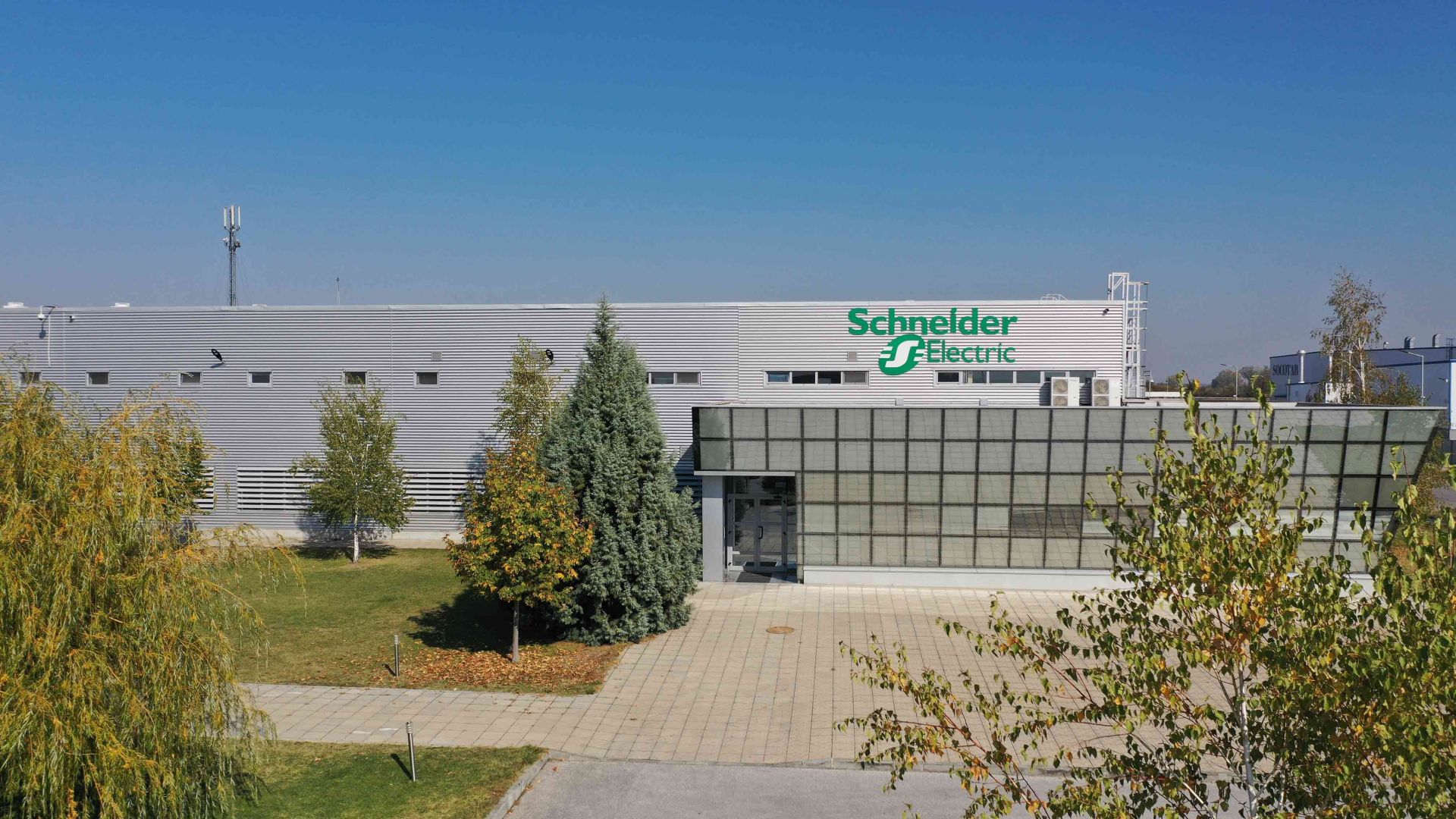 Умната фабрика на Schneider
