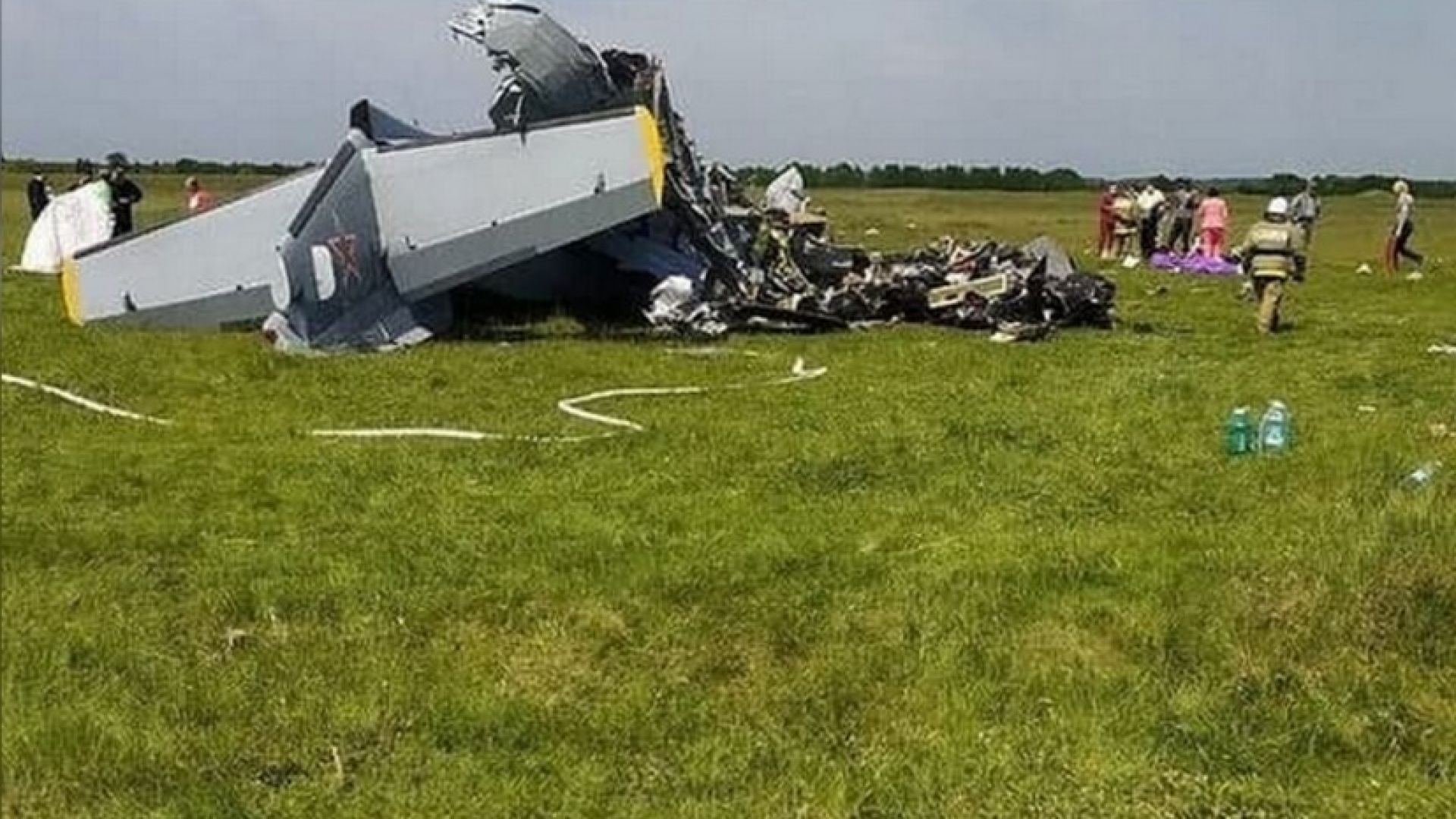 Двумоторен самолет се разби в Русия, има най-малко 9 жертви (снимки/видео)
