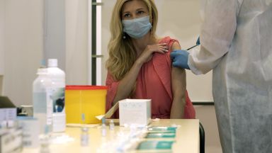 За работниците служителите които са ваксинирани срещу COVID 19 може да се