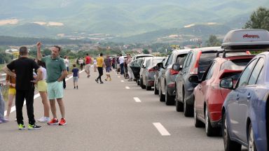Виж още Огромни километрични опашки се натрупаха и днес на