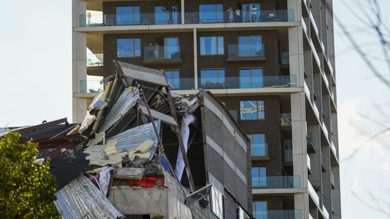 Трима души са загинали, а 9 души са ранени, 8