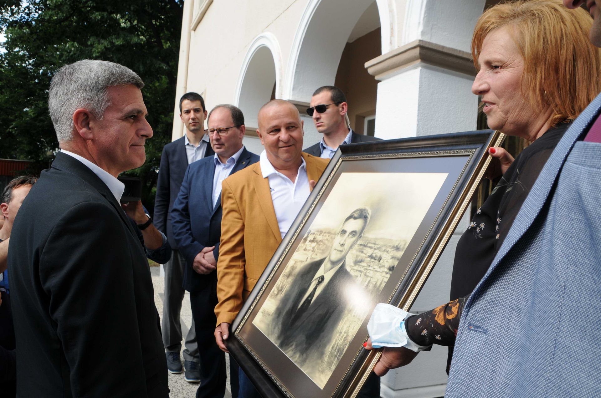 Кметицата на Поповица връчи портрета на премиера