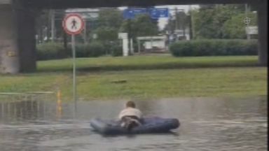Пороен дъжд наводни Бургас, ентусиаст плува с надуваем дюшек (видео)