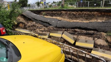 Виж още Част от велоалея се срути върху автомобили на