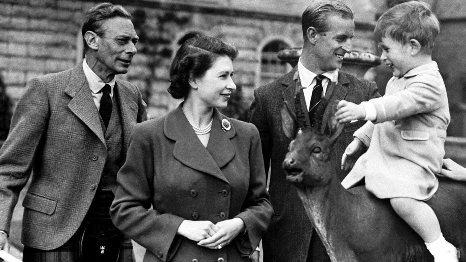 Кралица Елизабет Втора отбеляза Деня на бащата със семейна снимка