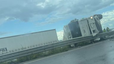 ТИР се преобърна странично на Северната тангента в посока Казичене