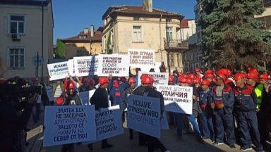 Служители на строителната компания Артекс Инженеринг излязоха на протест пред