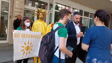 По случай началото на лятото Грийнпийс България организира малък