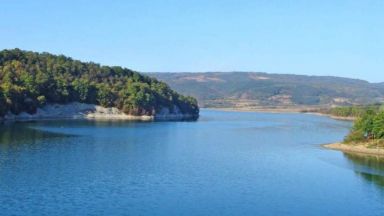 Язовир Йовковци който водоснабдява област Велико Търново продължава едновременно да