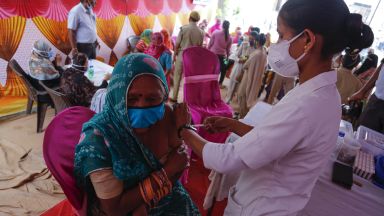 Рекордните 7 и половина милиона ваксинации за ден регистрира Индия